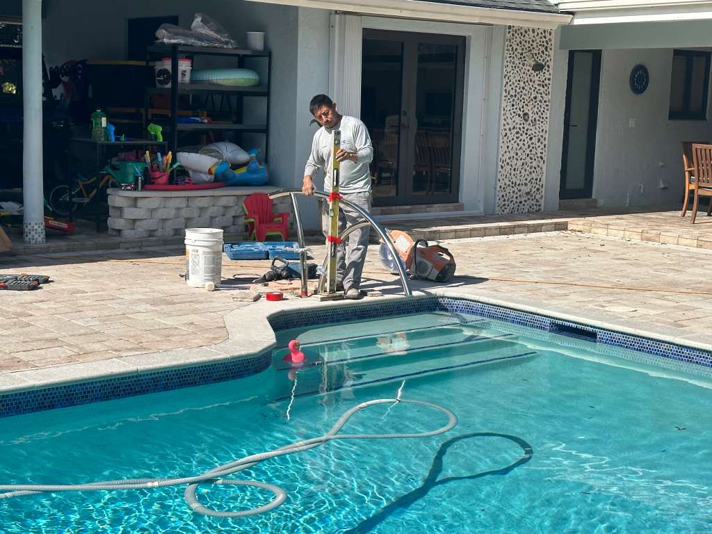 Professional pool maintenance and cleaning service in Florida